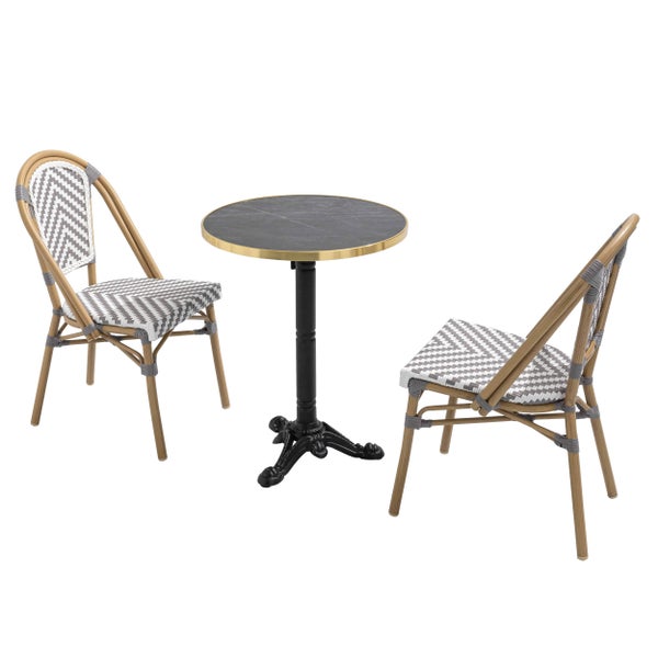 Dreiteiliges Bistro-Set bestehend aus einem runden Tisch mit Tischplatte in Marmor-Optik und zwei geflochtenen Stühlen im französischen Stil.