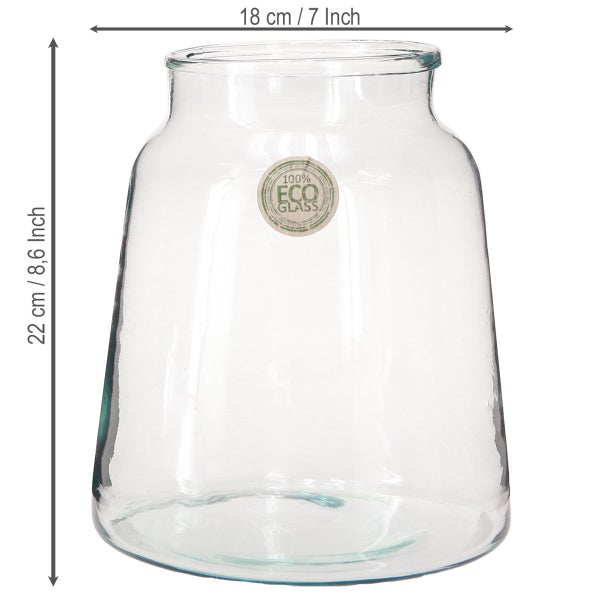 Glasvase aus 100 Prozent Eco-Glas, Höhe 22 Zentimeter, Durchmesser 18 Zentimeter.