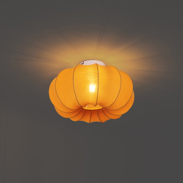 Rundliche Deckenleuchte mit orangefarbenem Stoffschirm in geraffter Optik, beleuchtet.