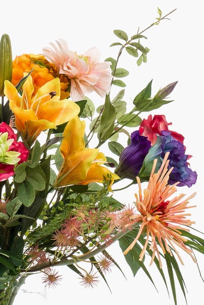 Künstlicher Blumenstrauß mit Rosen, Lilien und dekorativen Blättern.