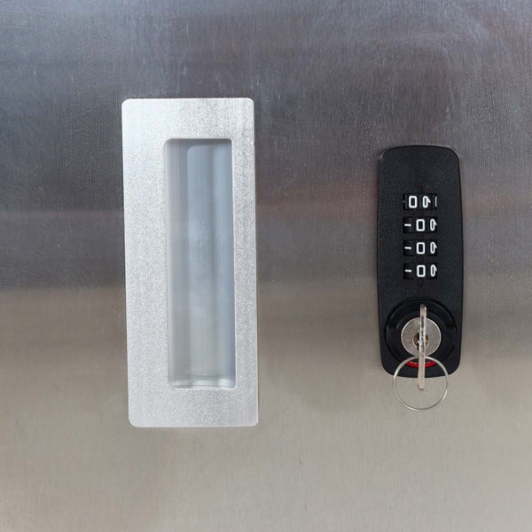 Detailansicht eines Schließfachs mit Griff und Zahlenschloss mit Schlüssel