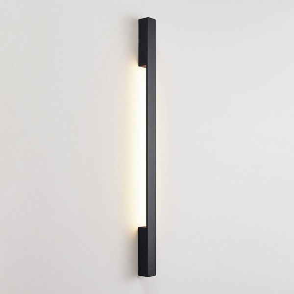 Moderne, minimalistische LED-Wandleuchte in Form eines langen, rechteckigen Stabes. Vertikale Ausrichtung mit indirektem Licht.