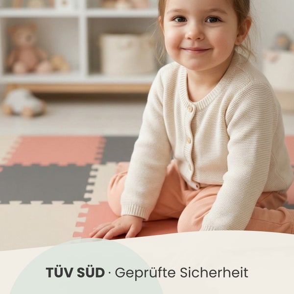 Ein Kind sitzt auf einer Puzzle-Spielmatte aus Schaumstoff in einem hellen, organisierten Zimmer, TÜV SÜD Geprüfte Sicherheit.