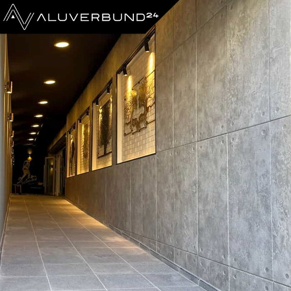 Flur mit Wandverkleidung im Beton-Look und eingelassenen Strahlern