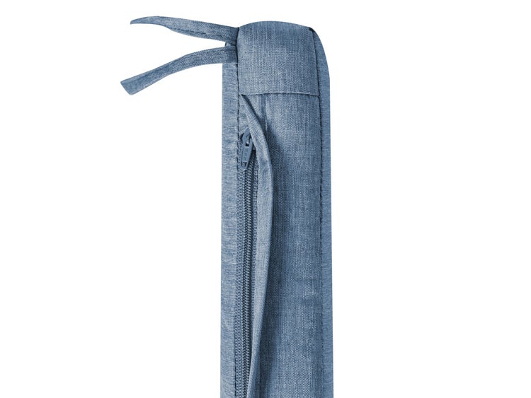 Detail einer blauen Schutzhülle für Sonnenschirme mit Reißverschluss und Bindebändern aus robustem Textilgewebe.