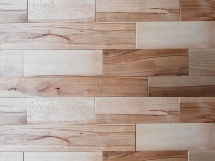 Paneele in Holzoptik mit natürlicher Maserung und Astlöchern.