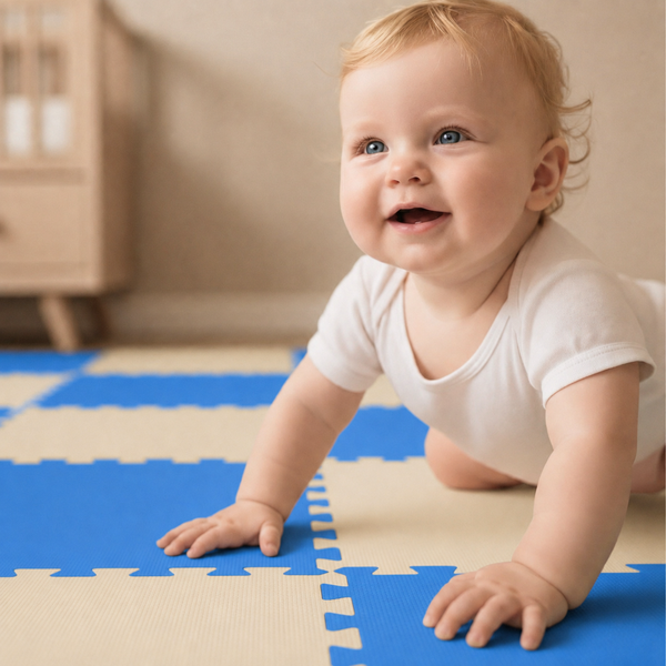 Ein Kleinkind krabbelt auf einer weichen Schaumstoffmatte mit ineinandergreifenden Puzzleteilen im Kinderzimmer.