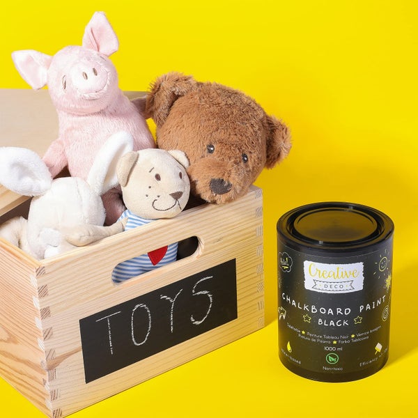 Tafelfarbe von Creative Deco neben einer Holzkiste für Spielzeug mit einer beschrifteten Tafelfläche.