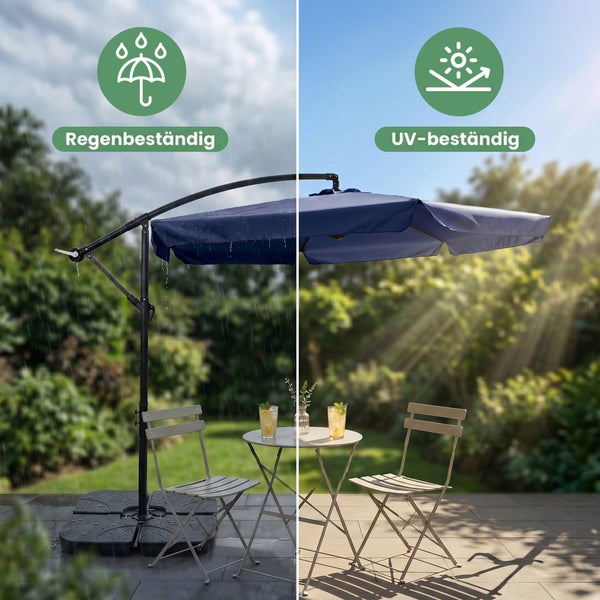 Blauer Ampelschirm auf einer Terrasse, regenbeständig und ultraviolettbeständig, mit Gartenstühlen und Tisch.