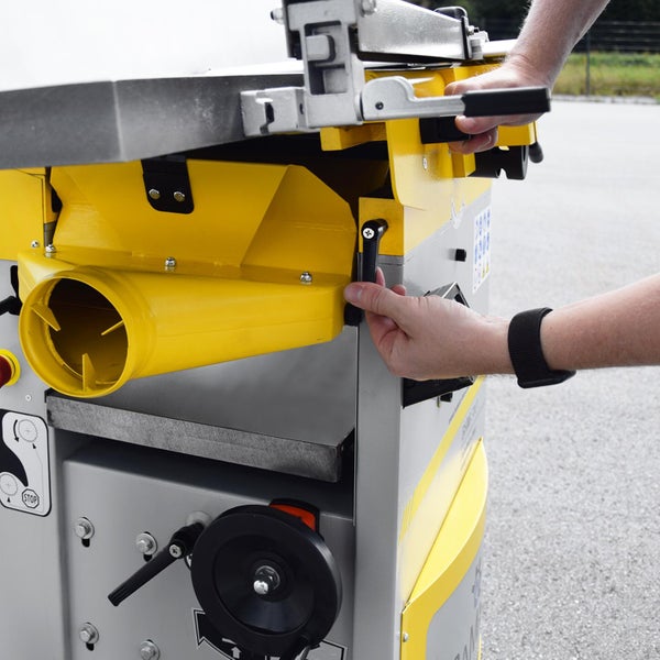 Hobelmaschine in Betrieb mit manueller Einstellung durch eine Person