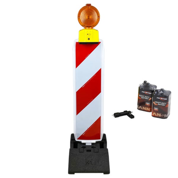 Gemütliches Schlafzimmer mit Wandpaneelen, Bett und Nachttisch