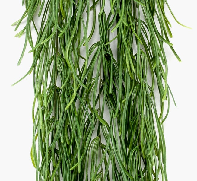 Künstlicher Efeu mit detailgetreuen grünen Blättern in verschiedenen Nuancen.