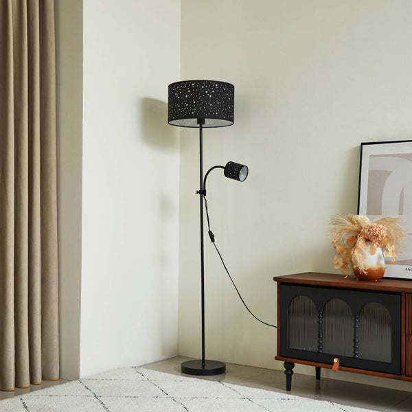 Stehleuchte mit Sternmuster und Leselampe im Wohnzimmer