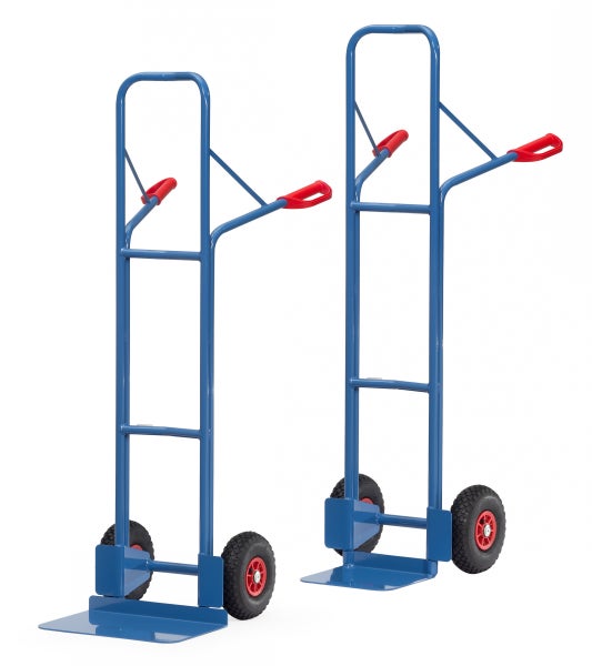 Zwei blaue Sackkarren mit rotem Griff