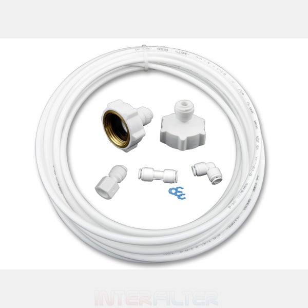 Anschlussset für Wasserfilter mit Schlauch, verschiedenen Steckverbindern und Kleinteilen für die Installation.