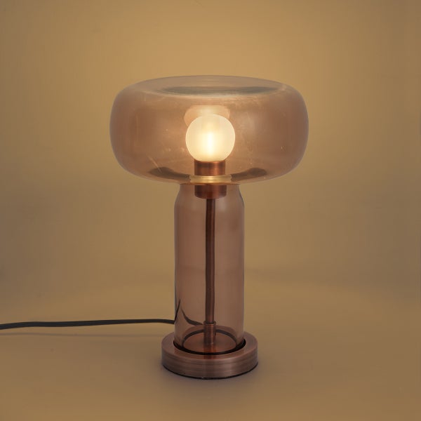 Moderne Tischleuchte aus Glas mit rundem Schirm und Metallsockel.