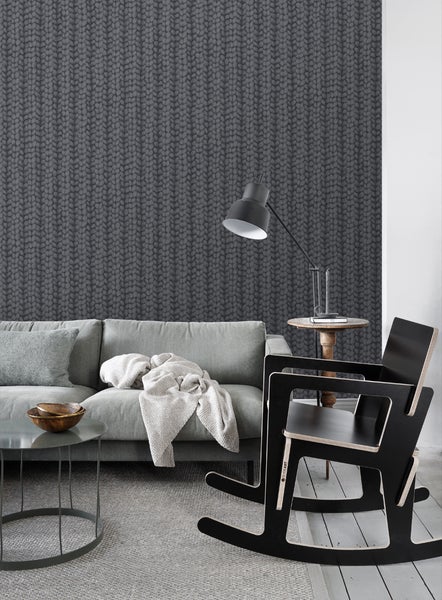 Wohnzimmer mit Strickmuster-Tapete, Sofa und Schaukelstuhl