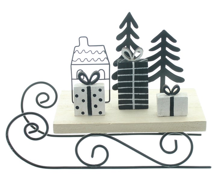 Dekorative Schlittenfigur mit Haus, Tannenbaum und Geschenkattrappen