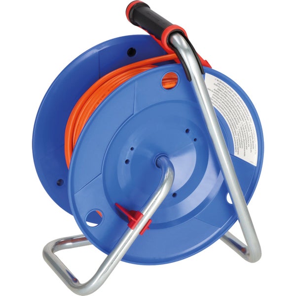 Kabeltrommel mit orangefarbenem Kabel auf Metallgestell