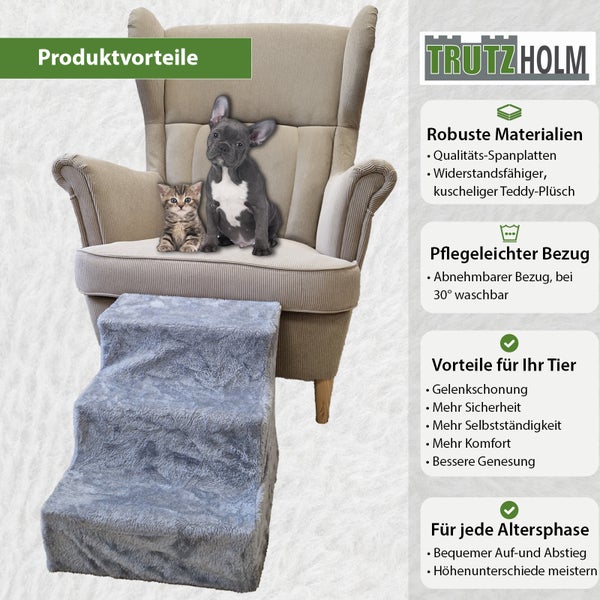 Tier-Treppe mit Plüschbezug neben Sessel mit Katze und Hund