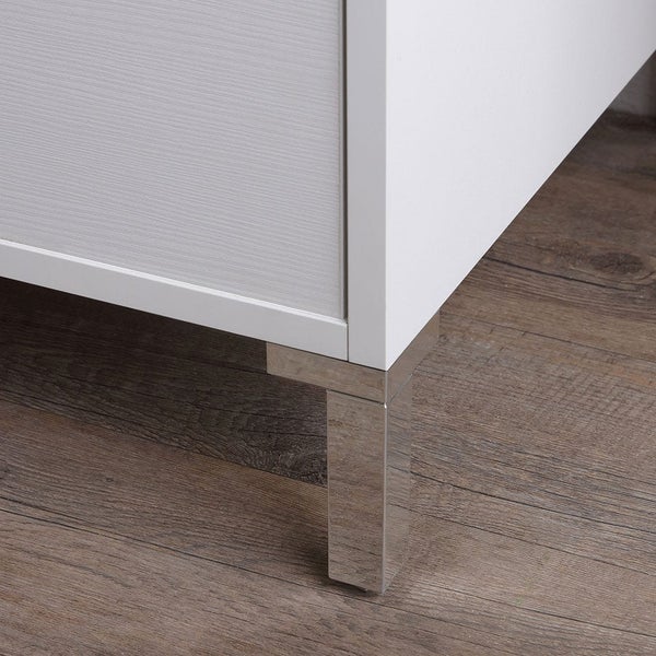 Nahaufnahme eines Schranksockels mit quadratischem Metallfuß in Chromoptik und weißer Front mit Holzstruktur.