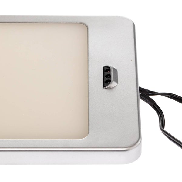 Nahaufnahme eines rechteckigen LED-Panels mit Metallrahmen, integriertem Sensor und schwarzem Anschlusskabel.