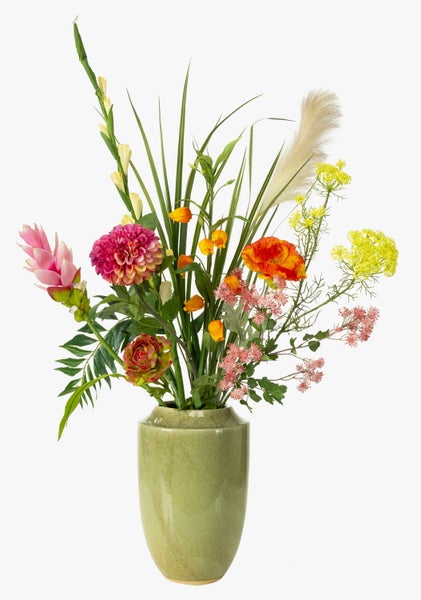 Künstliches Blumengesteck mit rosafarbener Ingwerlilie, magentafarbener Dahlie und grünem Blattwerk.