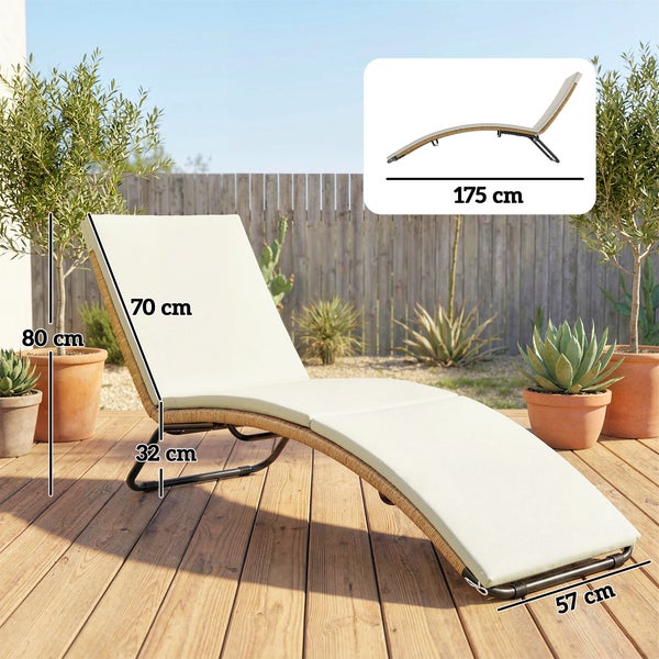 Gartenliege aus Geflecht mit hellen Auflagen auf Holzterrasse. Maße: Länge 175 Zentimeter, Breite 57 Zentimeter, Gesamthöhe 80 Zentimeter.