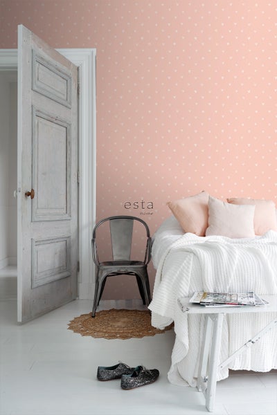 Helles Schlafzimmer mit Herzen Tapete, Bett und Vintage Tür