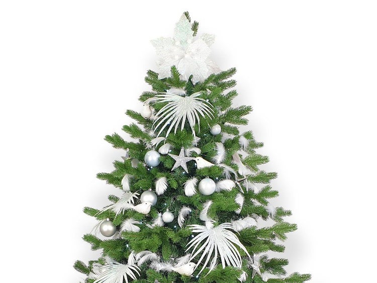 Weihnachtsbaum geschmückt mit Baumspitze in Sternform, glitzernden Palmenzweigen, Kugeln, Sternen und kleinen Vogeldekoelementen.