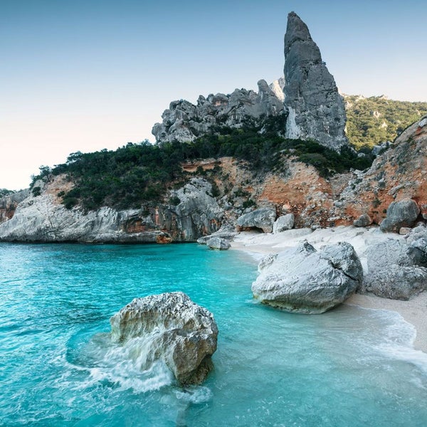 Küstenlandschaft mit Felsen und türkisfarbenem Wasser