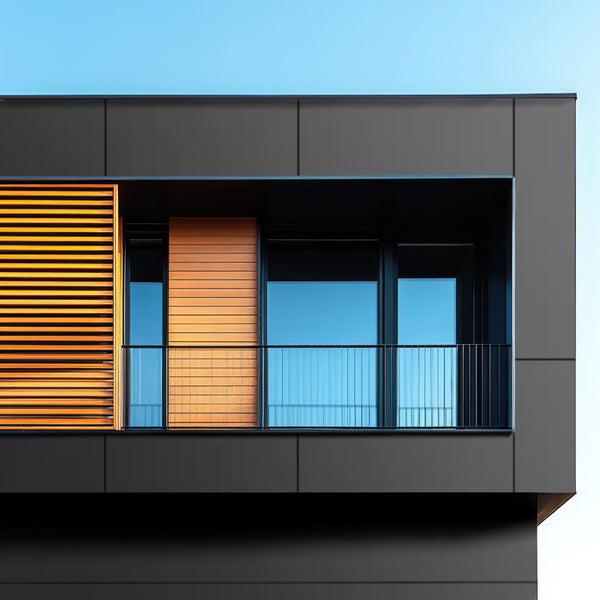 Fassade eines modernen Gebäudes mit Fenster und Balkon