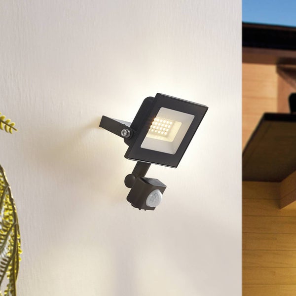 LED-Außenstrahler mit Bewegungsmelder an einer Wand montiert.