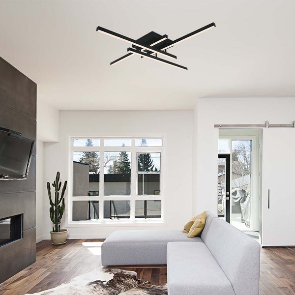 Modernes Wohnzimmer mit grauer Couch und schwarzer LED Deckenleuchte.