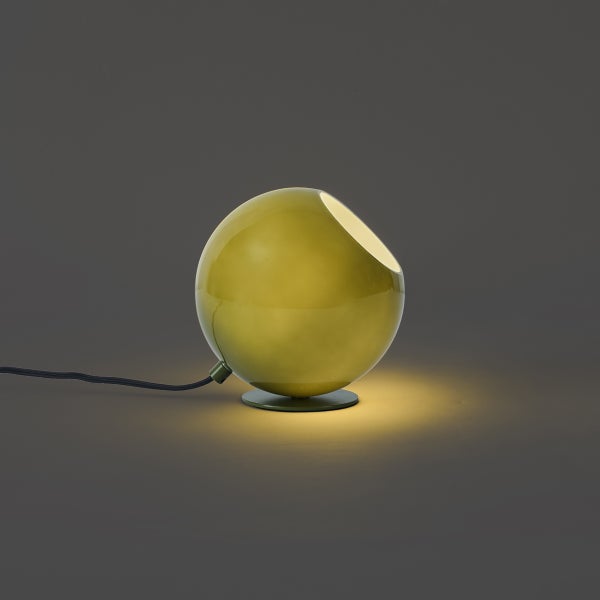 Kugelförmige Tischleuchte in Olivgrün mit schräger Öffnung und schwarzem Kabel.