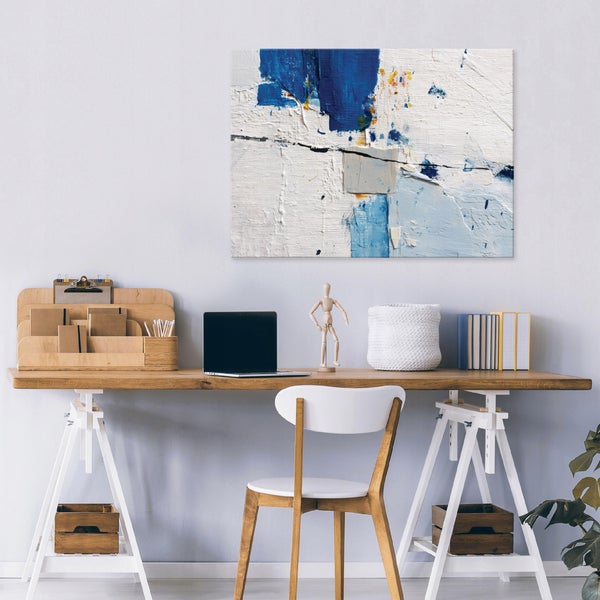 Schreibtisch mit Holzplatte, Staffeleigestell, abstraktem Bild und Büromaterial