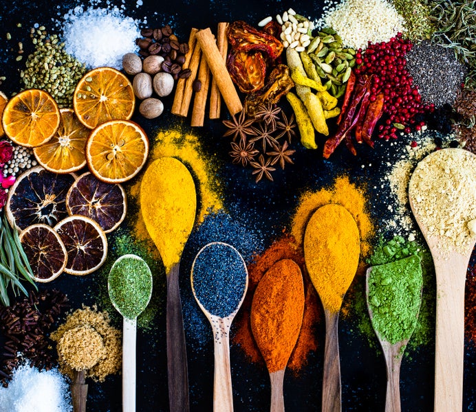 Technische Zeichnung mit Installationsmaßen für eine Badewanne mit Elektro- und Wasseranschlüssen in einer Badezimmerecke.