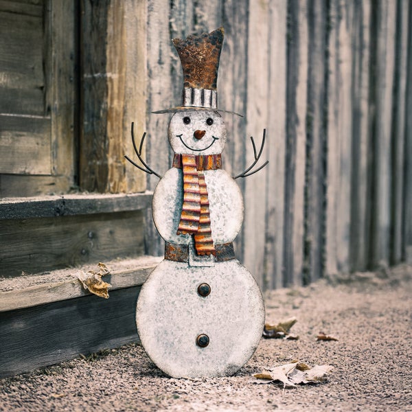 Dekorativer Schneemann aus Metall mit Hut und Schal