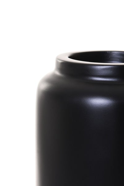 Nahaufnahme einer schwarzen Vase mit matter Oberfläche und abgerundeter Öffnung.