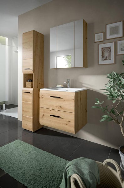 Modernes Badezimmer mit Waschtischunterschrank in Holzoptik, weißem Waschbecken, Spiegelschrank und passendem Hochschrank. Dunkle Bodenfliesen.