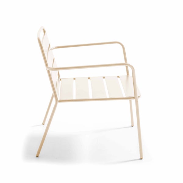Beigefarbener Garten-Loungesessel aus Metall mit Armlehnen und Lattendesign in der Seitenansicht.