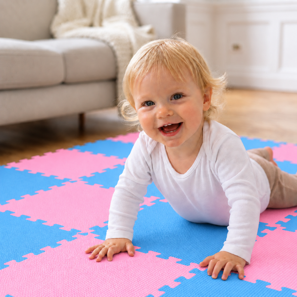 Ein Kleinkind krabbelt auf einer weichen Puzzle Spielmatte aus Schaumstoff mit ineinandergreifenden Puzzleteilen in einem Wohnzimmer.