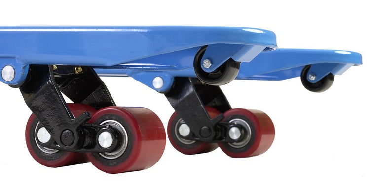 Detailansicht der roten Tandem-Lastrollen und schwarzen Räder an einem blauen Hubwagen aus Metall.