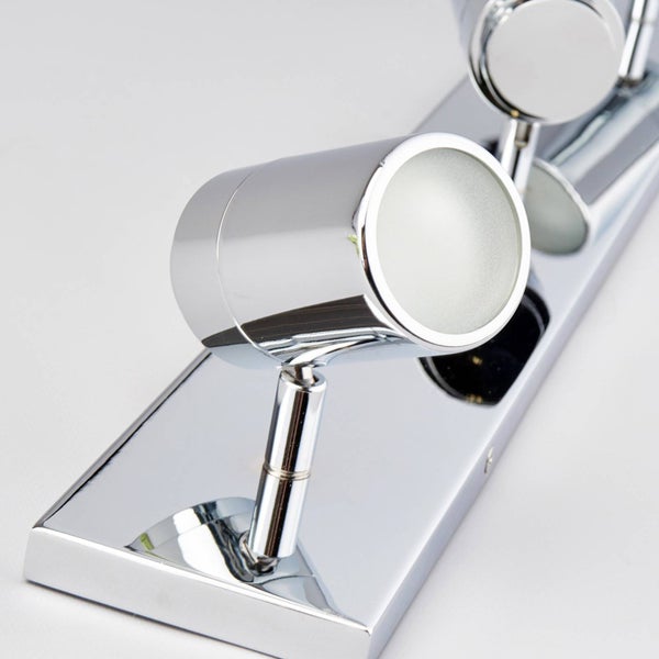 Chromfarbene Wandleuchte mit drei Strahlern für Innenräume