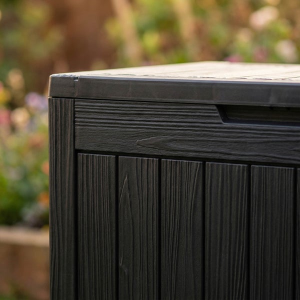 Nahaufnahme einer Gartenbox mit Kunststoffoberfläche in Holzoptik.