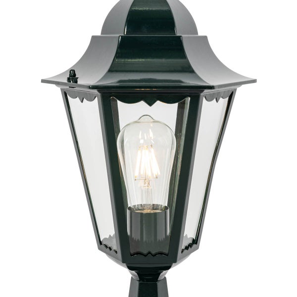 Klassische dunkelgrüne Außenleuchte in Laternenform aus Metall mit Klarglas und leuchtendem LED Filament Leuchtmittel.