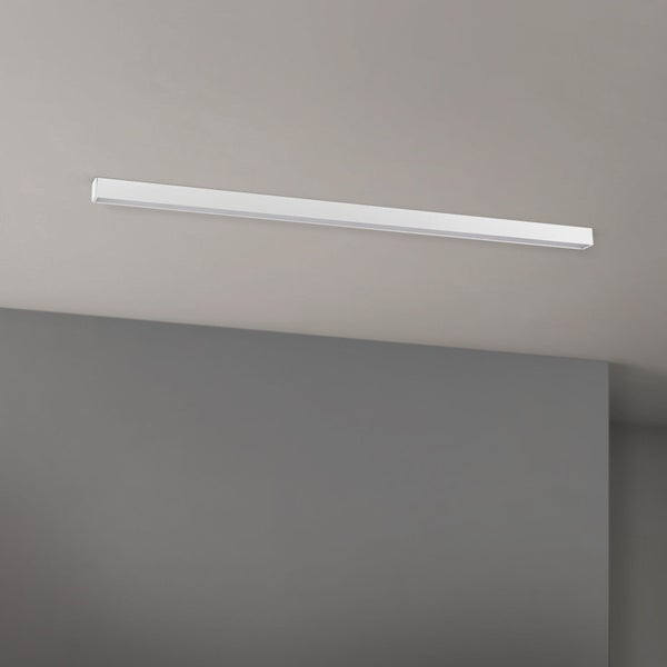 Moderne LED Deckenleuchte als schmale Aufbauleuchte für Innenräume