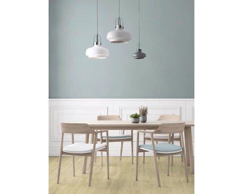 Esszimmer mit Holztisch, Stühlen und Pendelleuchten