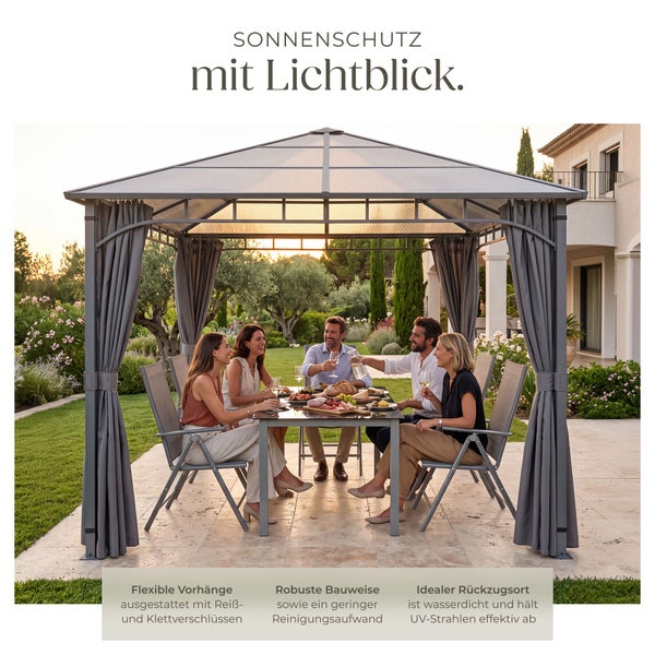 Vier Personen sitzen unter einem modernen Gartenpavillon mit festem Dach und seitlichen Vorhängen auf einer Terrasse beim Abendessen.