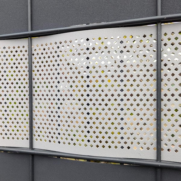 Nahaufnahme eines Sichtschutzzauns mit quadratischen Aussparungen.